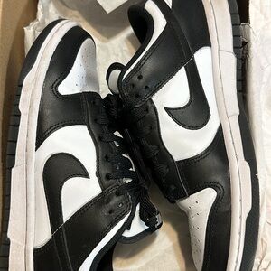 Nike Unisex Black and White Sneakers, fits 7 boys & 8 women